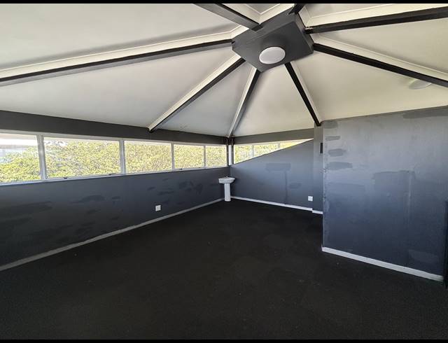 37M² OFFICE TO LET IN LA LUCIA